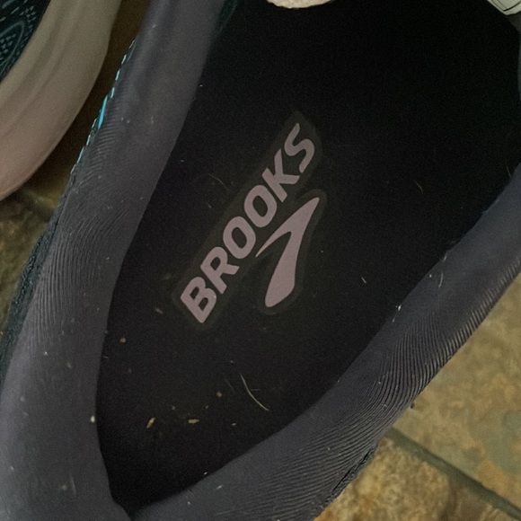 Brooks Athletic Shoes- Cushion Neutral- Navy with Teal dots- size 8 - Picture 10 of 15